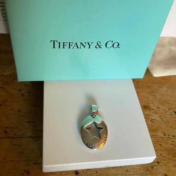 Tiffany & Co. Star Pendant 1999 - Picture 2 of 2